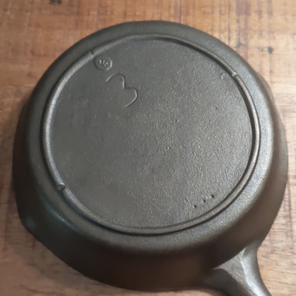 Vintage Unmarked Lodge Cast Iron Skillet, #3 - Picture 10 of 11